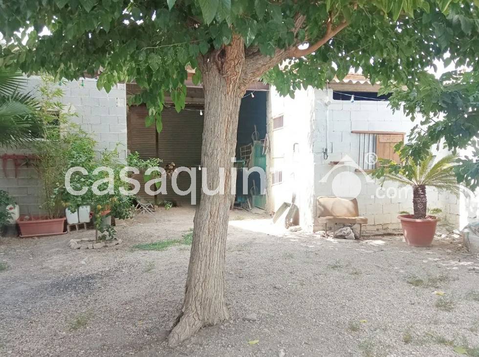 Casa con Terreno en Venta en centro, Catral