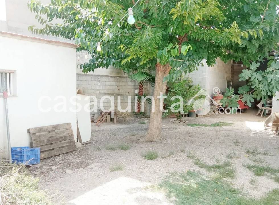 Casa con Terreno en Venta en centro, Catral